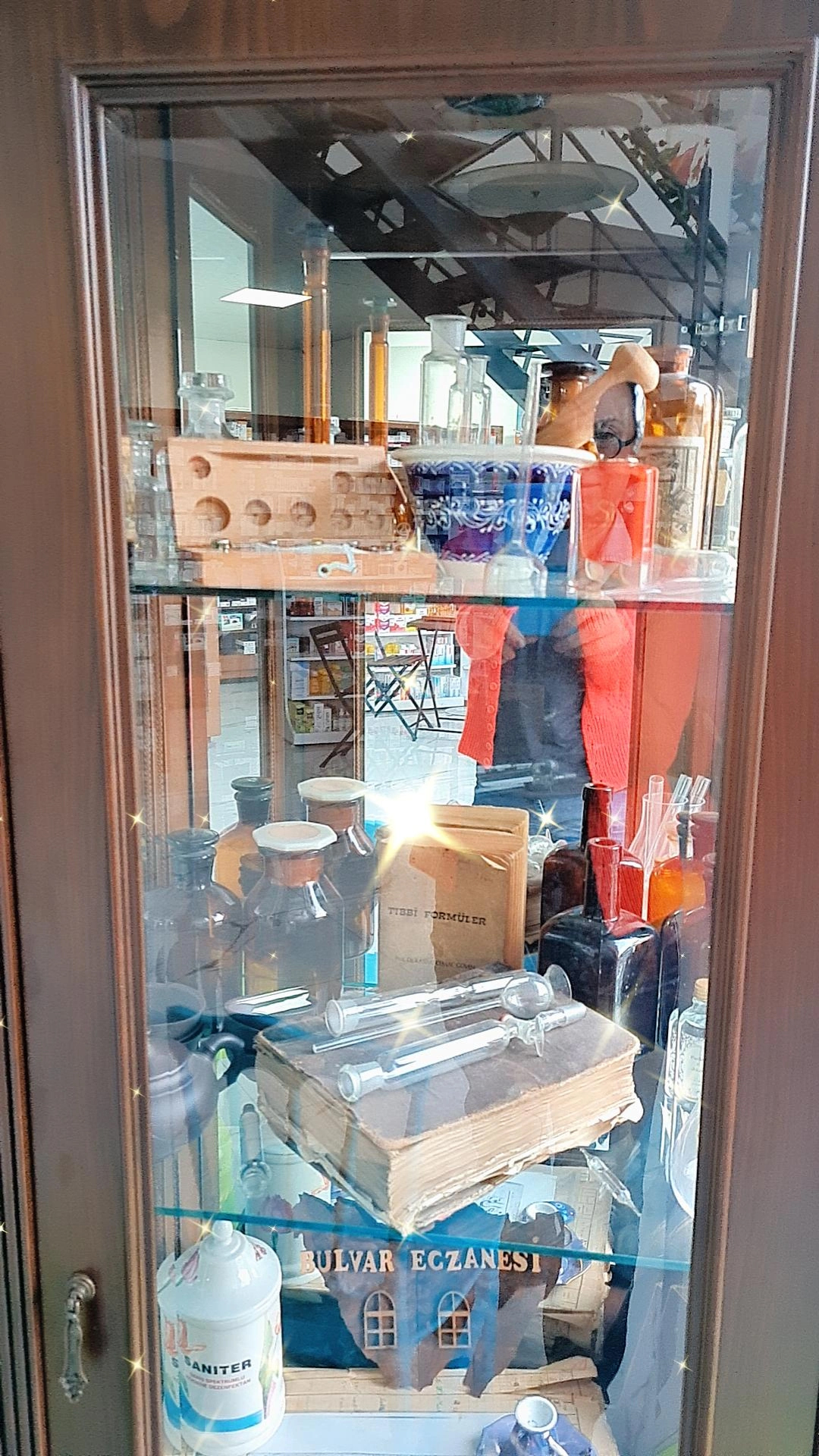 Sanat galerisi gibi eczane...