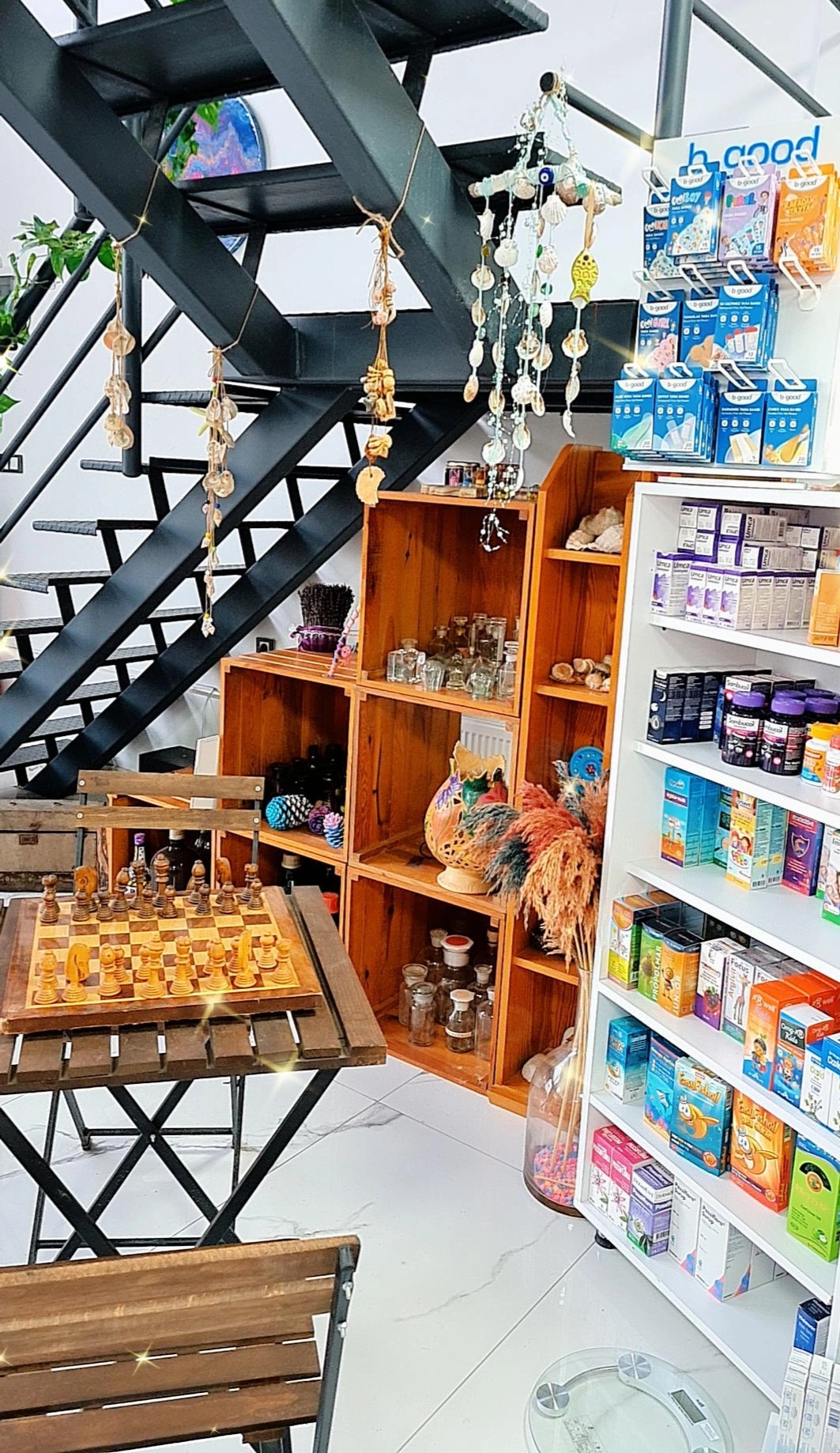 Sanat galerisi gibi eczane...