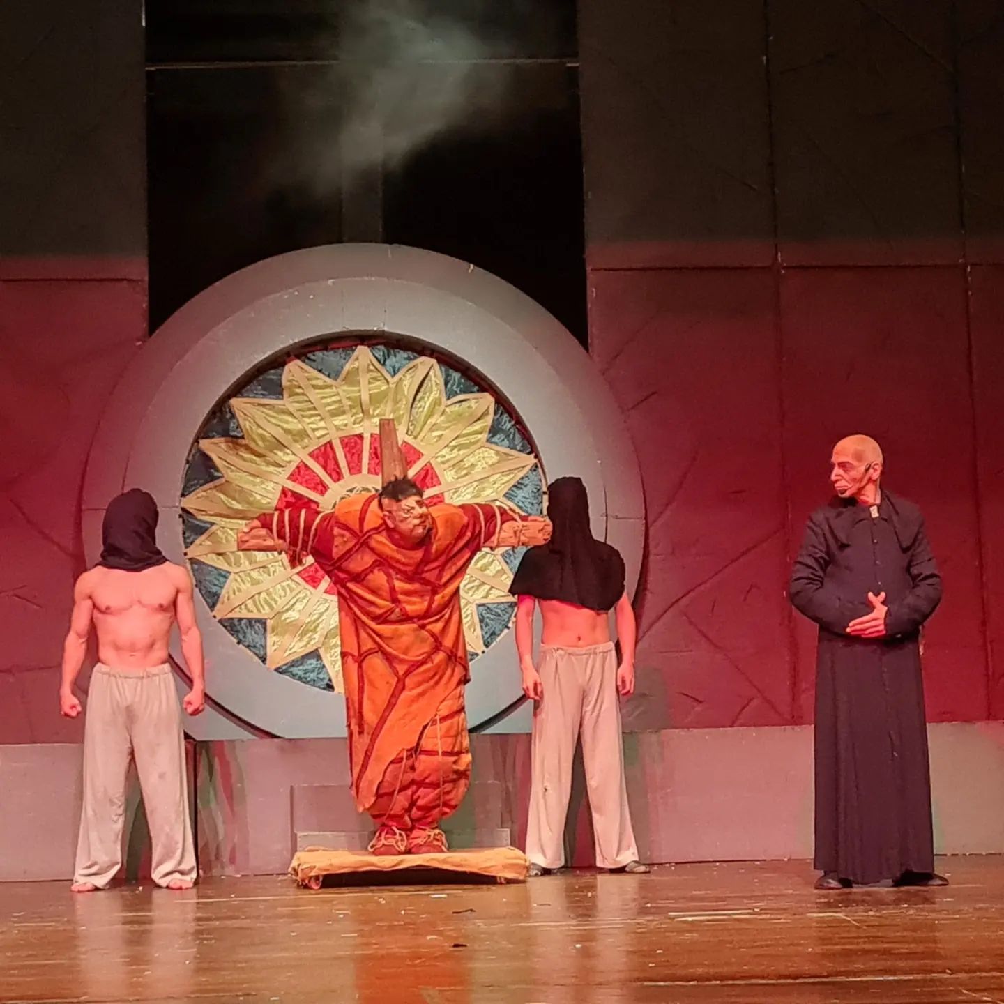 Notre dame ın kamburu müzikalinden kesitler